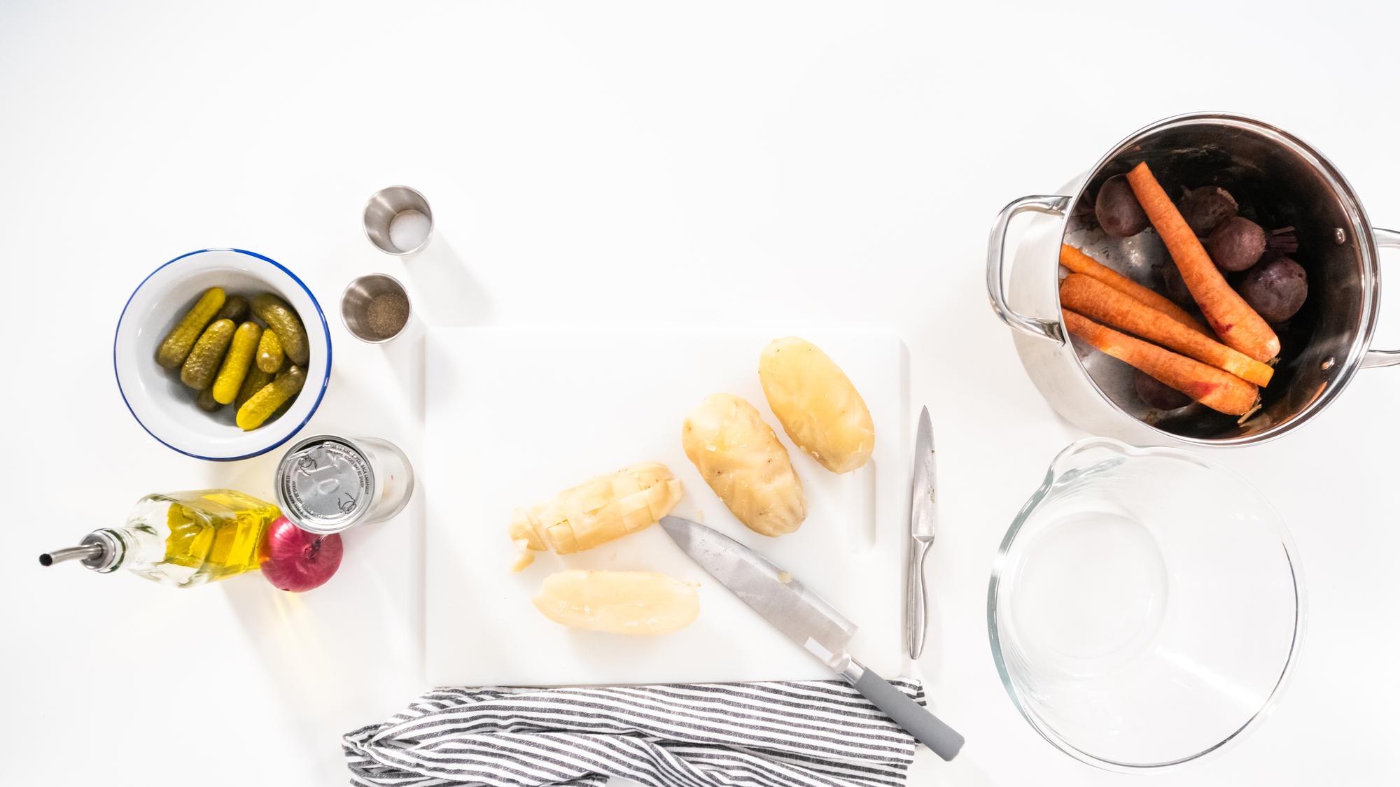 studijos darbo stalas su paruoštais ingredientais