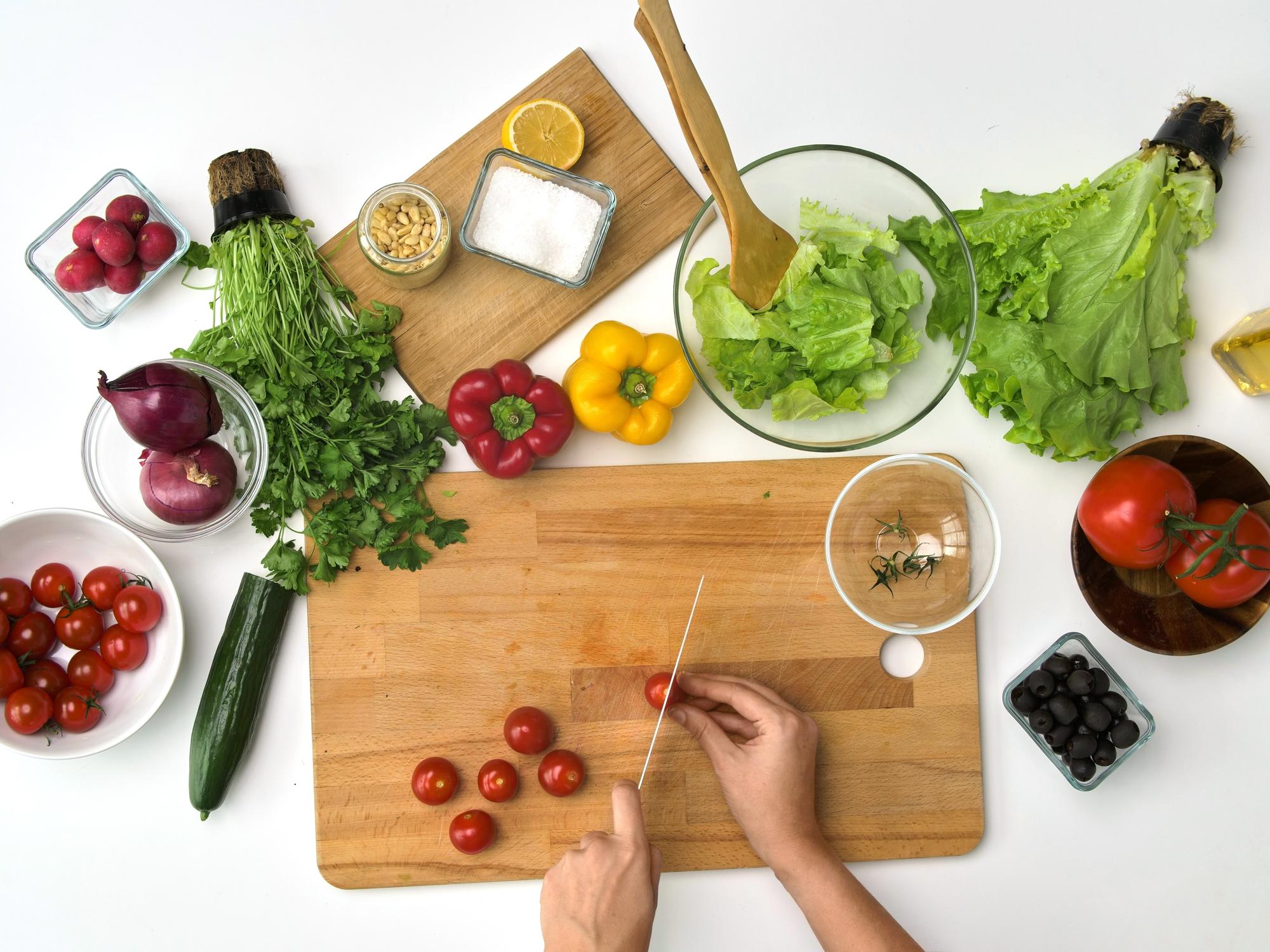 smulkiai supjaustyti ingredientai ant darbastalio